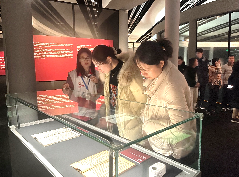 图片包含 人, 室内, 建筑, 站描述已自动生成,一群人正在聊天描述已自动生成