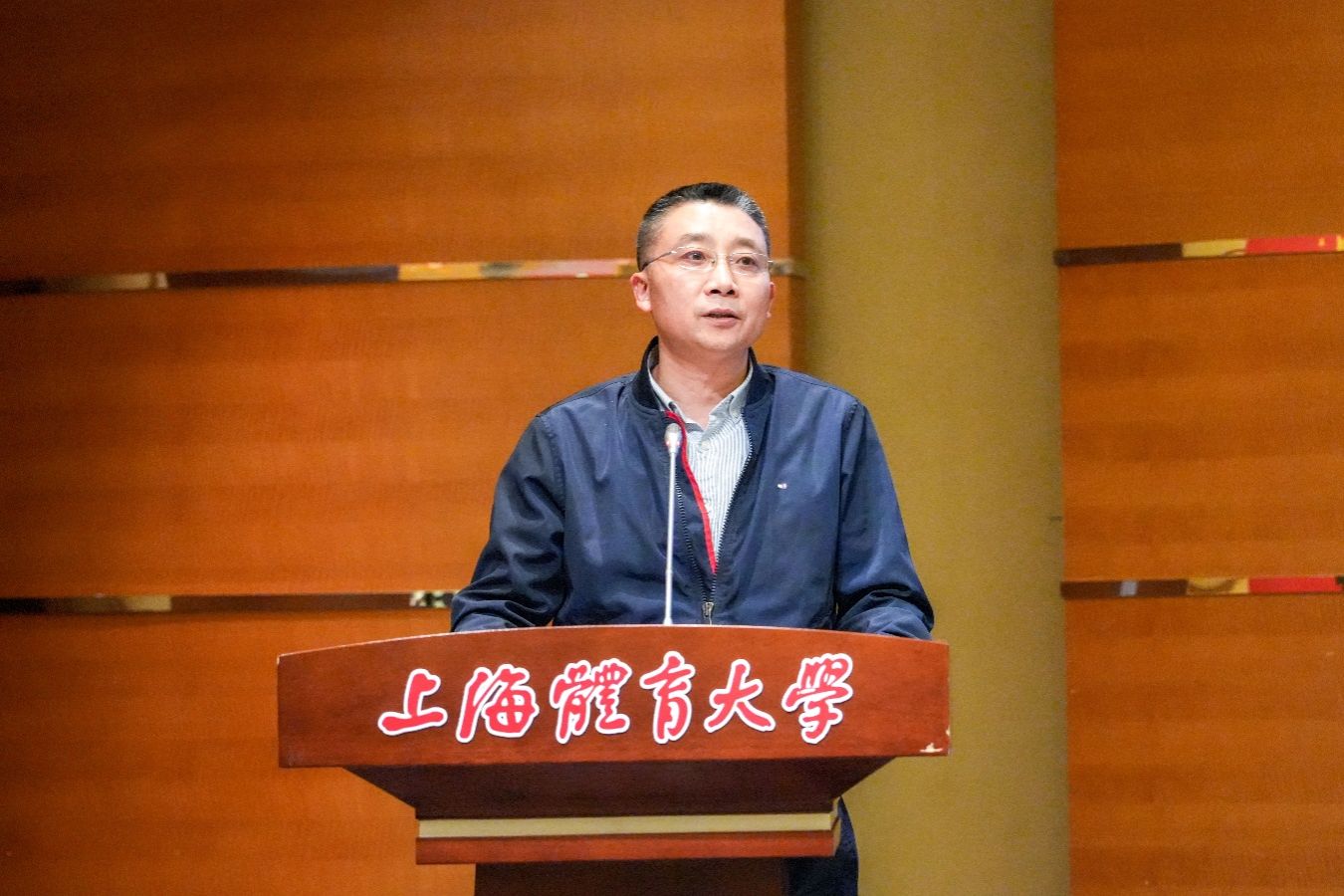 男人站在桌子上低可信度描述已自动生成