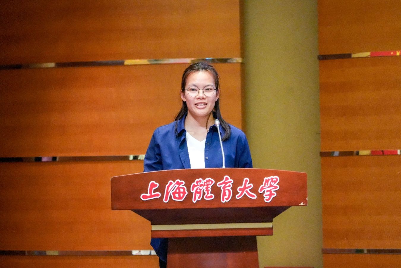 钢琴前的人低可信度描述已自动生成